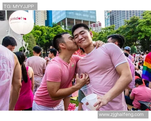 帅哥与足球明星亲密合影展现青春活力与运动魅力的精彩瞬间