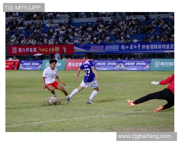 足球明星在比赛中双腿滑地瞬间的精彩瞬间与动感表现分析 足球明星在比赛中双腿滑地瞬间的精彩瞬间与动感表现分析