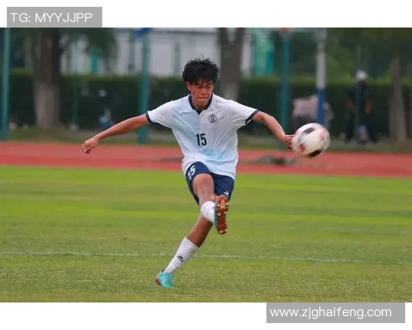 阳光帅气的足球明星展现干净形象与青春活力 阳光帅气的足球明星展现干净形象与青春活力