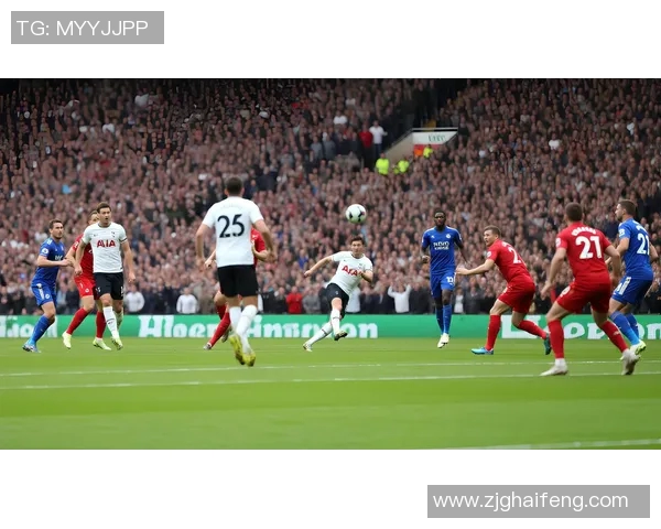 足球明星在绿茵场上的拼搏与荣耀生活全景揭秘